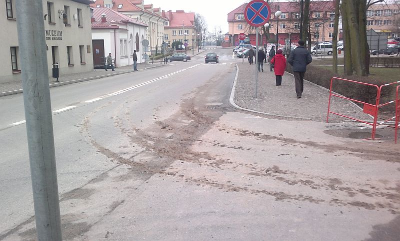 Ulica Piłsudskiego po przejeździe ciężarówki (iSokolka.eu)