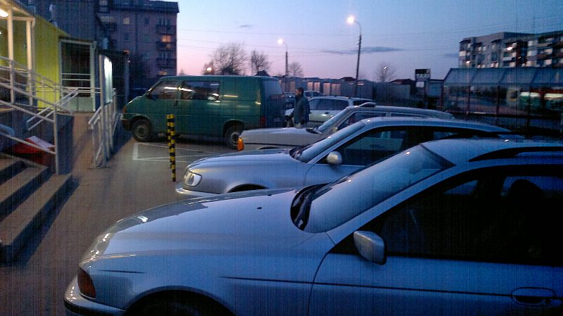 Parking przed sklepem na Broniewskiego (iSokolka.eu)