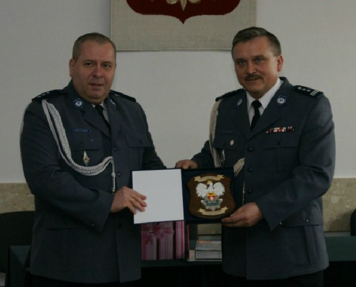 Komendant Małachwiej (z prawej) podziękował dziś załodze za wspólną służbę (sokolka.policja.gov.pl)