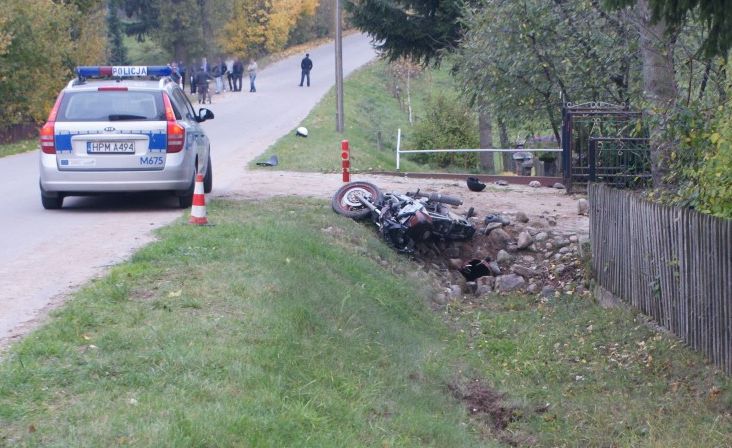 Motor uderzył w betonowy przepust (podlaska.policja.gov.pl)
