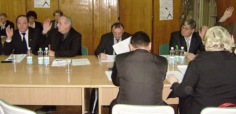 Radny Jarosław Hołownia (trzeci z lewej) postanowił zaprotestować w dość nietypowy sposób (iSokolka.eu)