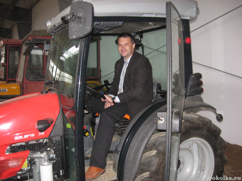 Bogusław Zarzecki za kierownicą traktora (iSokolka.eu)