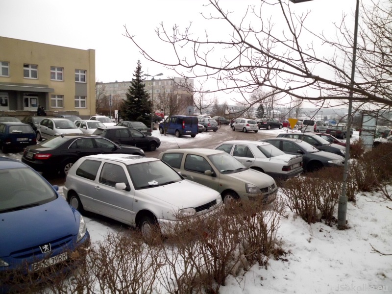 Parking przy szpitalu w Sokółce. Zdjęcie z lutego 2013 (iSokolka.eu)