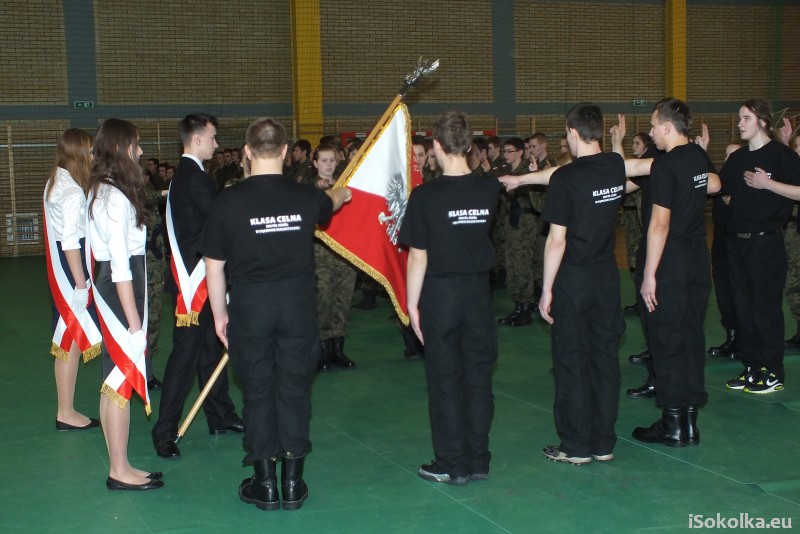 Ślubowanie klasy mundurowej i celnej w dąbrowskim LO. Luty 2013 (iSokolka.eu)