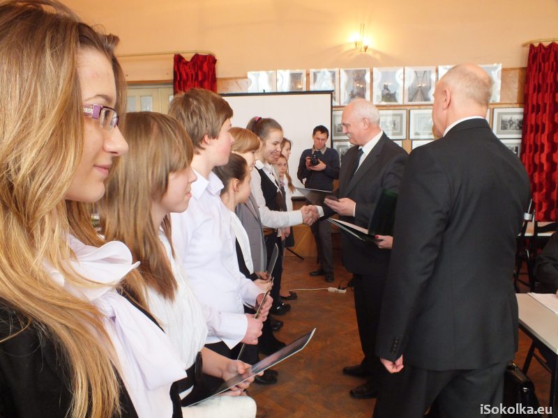 Młodzież otrzymała stypendia burmistrza (iSokolka.eu)
