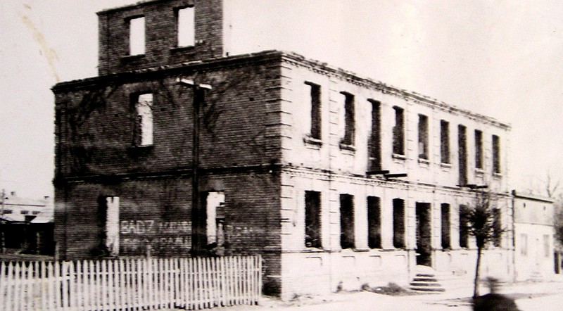 Siedziba Landratu spalona przez Niemców w lipcu 1944 roku. Dziś to siedziba Jaskółki