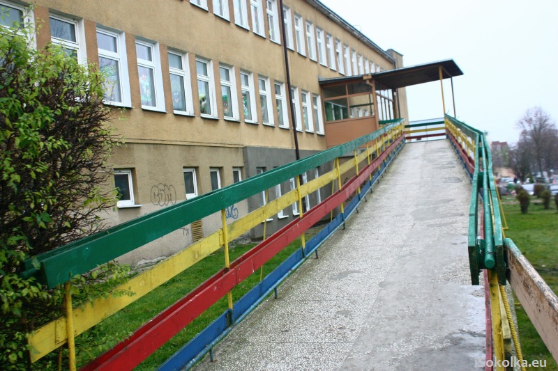 Robotnicy zdemontowali już schody w Przedszkolu Nr 5. Zdjęcie z listopada 2013 (iSokolka.eu)
