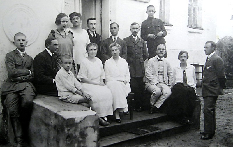 Rodzina Łozowskich przed dworem (Archiwum rodzinne)