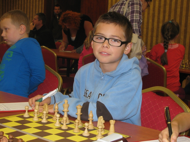 Szymon Zajkowski z SP Nr 1 przy szachownicy (LUKS Orient Sokółka)