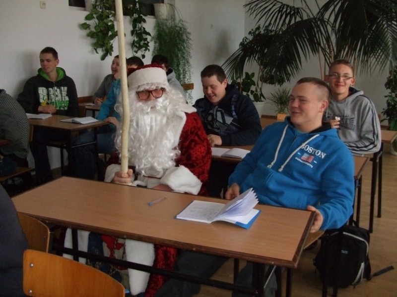 Mikołaj też gościł w szkole (ZS CKR w Janowie)