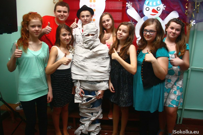 Jedna z zabaw polegała na zrobieniu mumii z papieru toaletowego (iSokolka.eu)