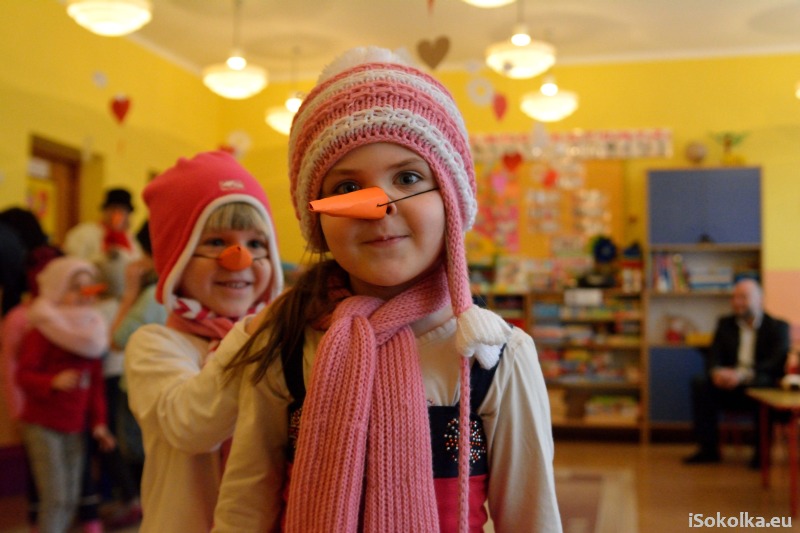Dzieci miały okazję stać się bałwankami śniegowymi (iSokolka.eu)