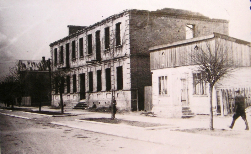 1945 rok. Budynek przy Grodzieńskiej został spalony przez Niemców