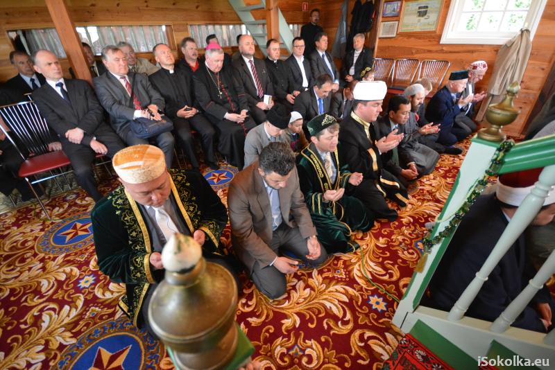 Modlitwa w meczecie w Bohonikach (iSokolka.eu)