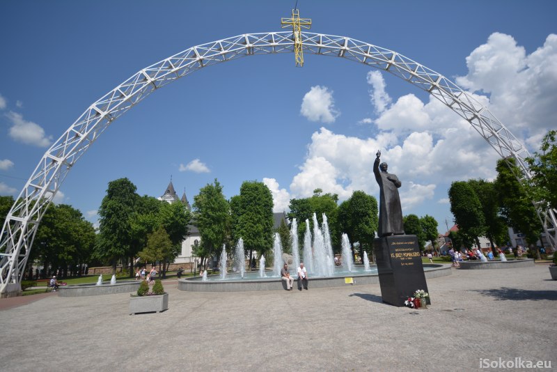 Łuk Papieski i pomnik księdza Jerzego w centrum Suchowoli (iSokolka.eu)