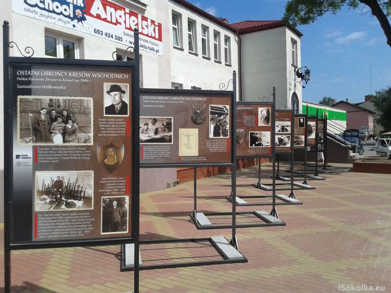 Wystawa jest ulokowana przed Sokólskim Ośrodkiem Kultury (iSokolka.eu)
