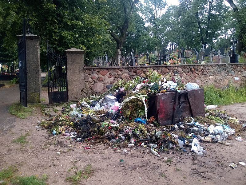 Kontener ze śmieciami przy cmentarnej bramie (iSokolka.eu)