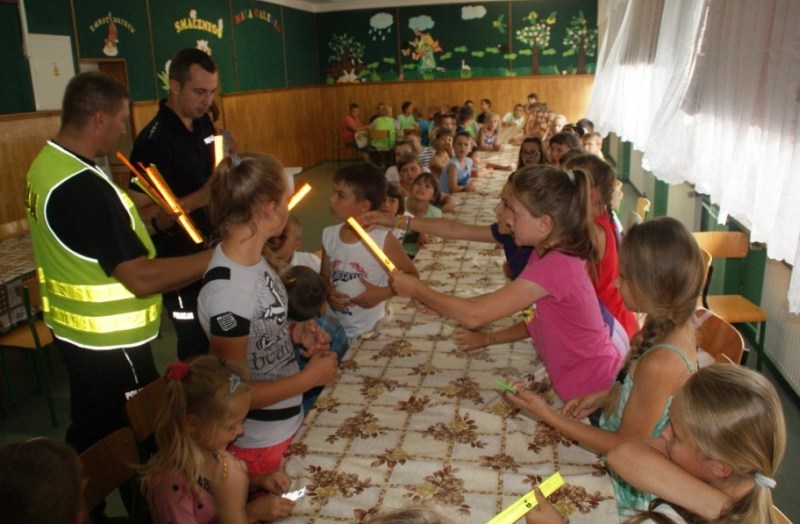 Dzieci otrzymały odblaski (podlaska.policja.gov.pl)