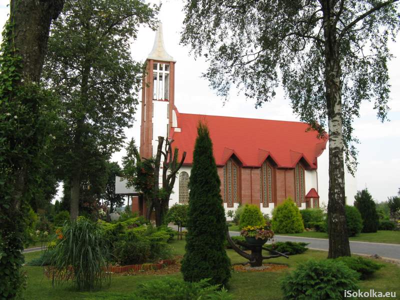 Ogród rozciąga się na wzgórzu wokół kościoła w Sokolanach (iSokolka.eu)