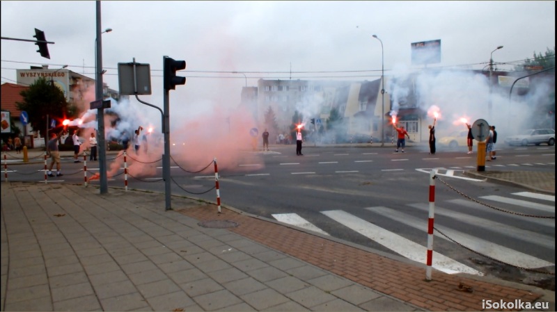 Kilku mężczyzn odpaliło biało-czerwone race w centrum miasta (iSokolka.eu)