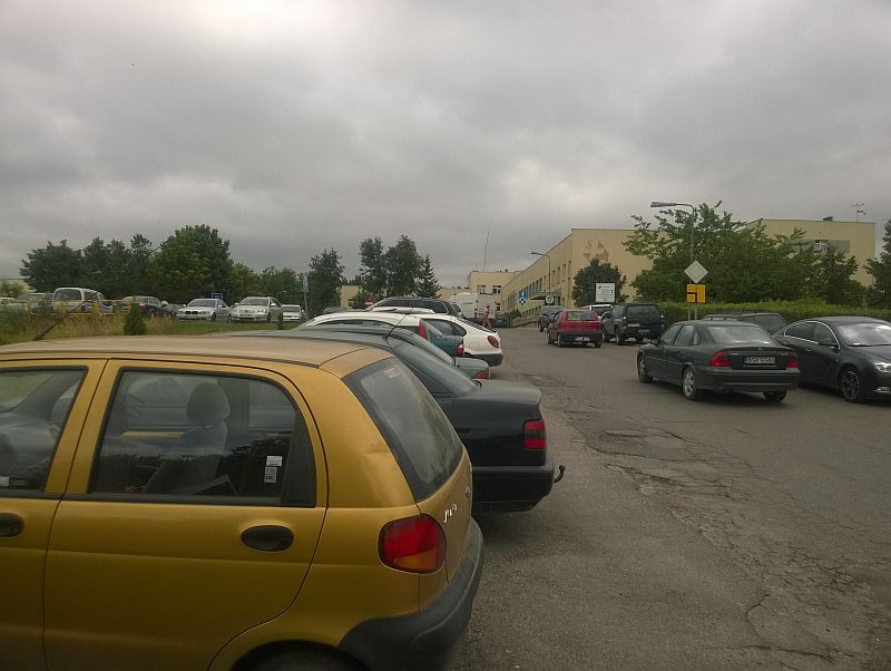 Parking przy szpitalu jest z reguły zatłoczony (iSokolka.eu)