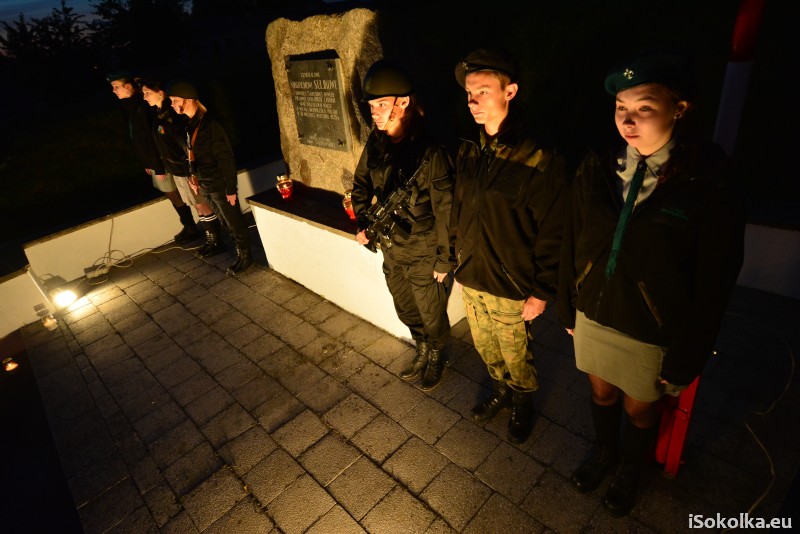 Wartę przy pomniku trzymali uczniowie Zespołu Szkół (iSokolka.eu)