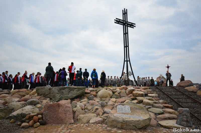 Pątnicy zatrzymali się przy memoriale Golgota Wschodu (iSokolka.eu)