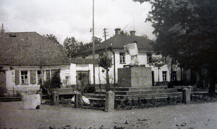 Zniszczony pomnik Lenina w sokólskim parku. Zdjęcie z czerwca 1941 roku