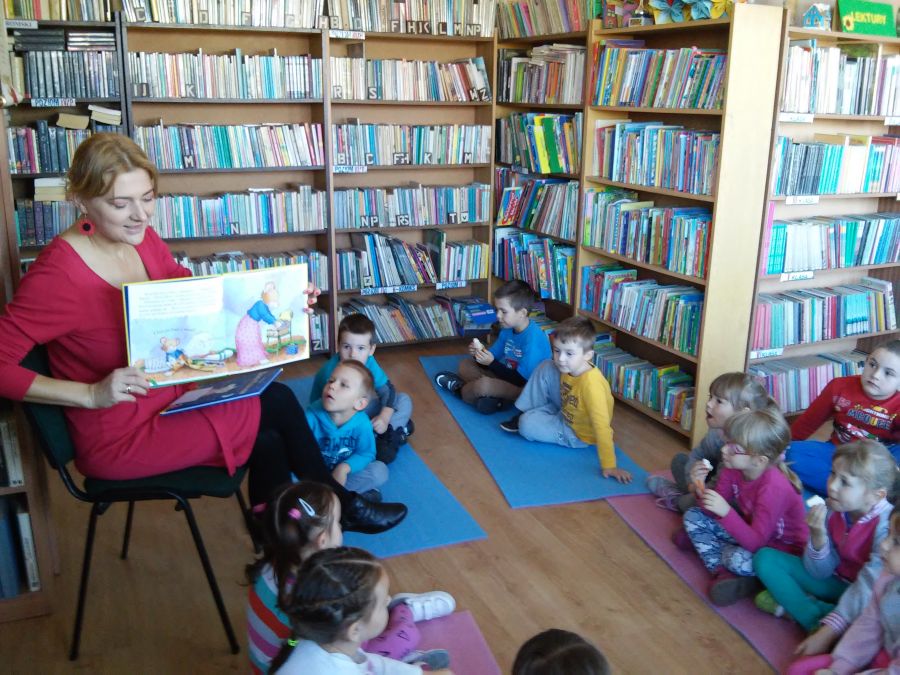 Przedszkolaki z zainteresowanie słuchały czytane bajki (fot. Bibliteka Publiczna w Korycinie)