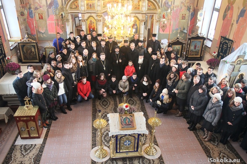 Pamiątkowe zdjęcie w cerkwi w Otrowie Północnym (iSokolka.eu)