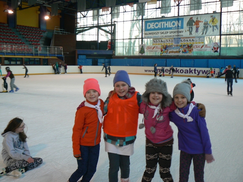 Wczoraj młodzi ludzie bawili na lodowisku (OSiR Sokółka)