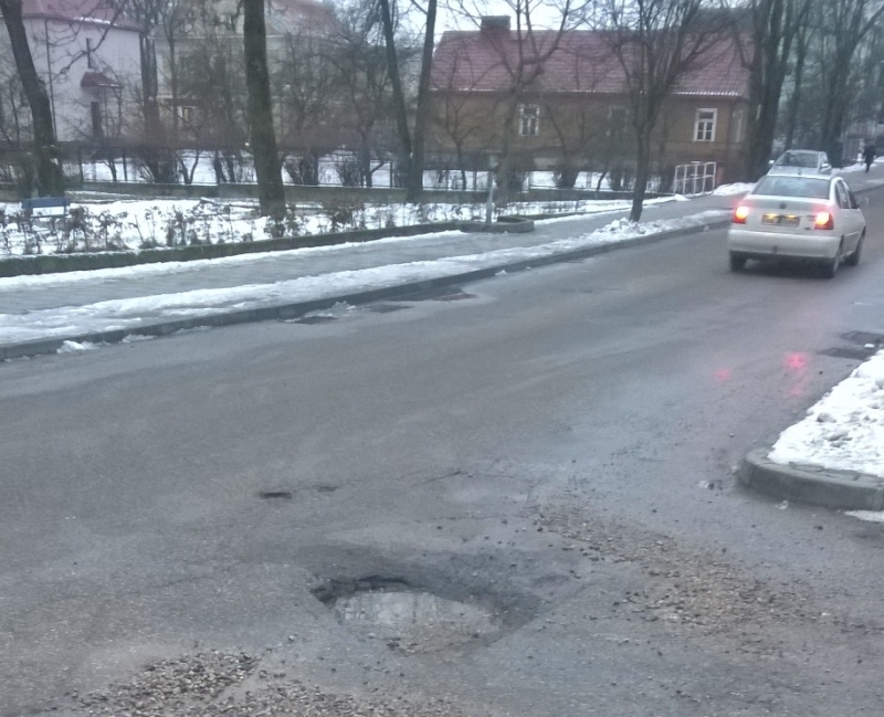 Dziura w jezdni na ulicy Ściegiennego (Czytelnik)
