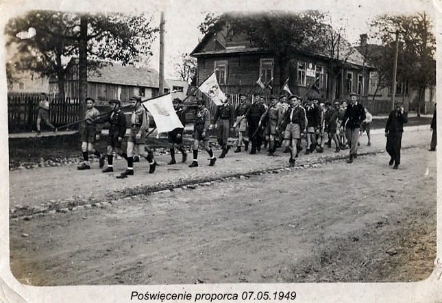 Harcerze na ulicy Mickiewicza. 1949 rok