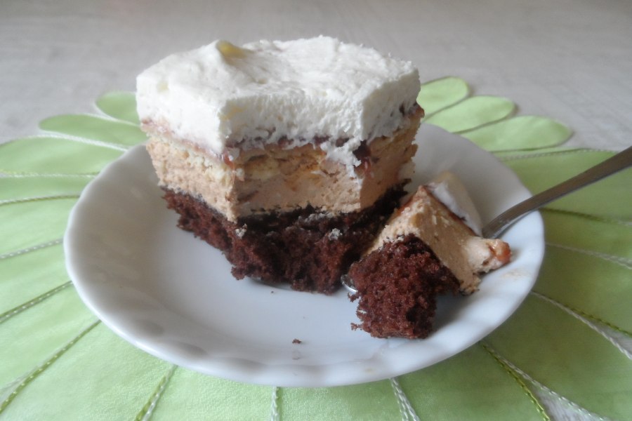 Ciasto to kakaowy biszkopt, budyniowy krem z nutellą, powidła, ciastka i bita śmietana (H. Raducha)