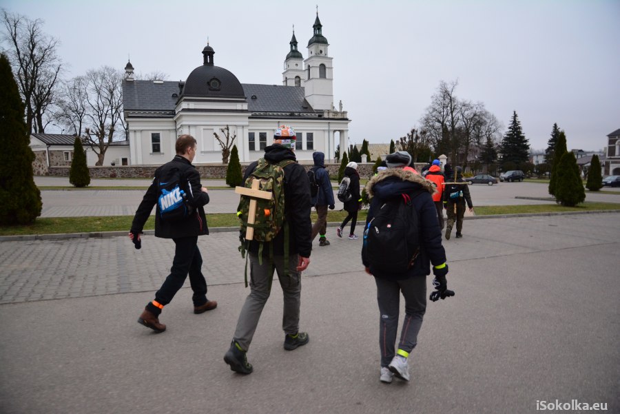 Uczestnicy Ekstremalnej Drogi Krzyżowej dotarli do Sokółki przed 6 rano (iSokolka.eu)