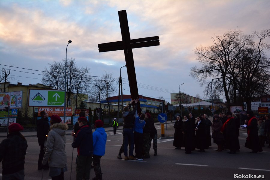 Uczestnicy Drogi Krzyżowej przeszli ulicami Sokółki (iSokolka.eu)