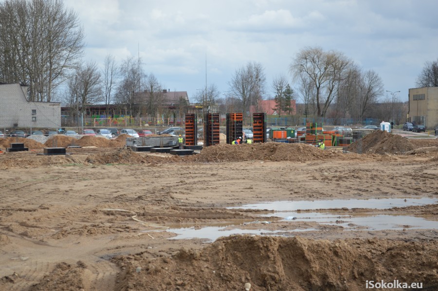 Na placu budowy postawiono już pierwsze fundamenty (iSokolka.eu)