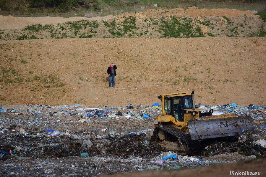 Śmieci na nowym polu rozgraniają buldożery (iSokolka.eu)