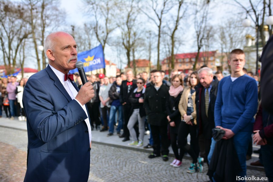 janusz Korwin-Mikke spotkał się z wyborcami przed kinem (iSokolka.eu)