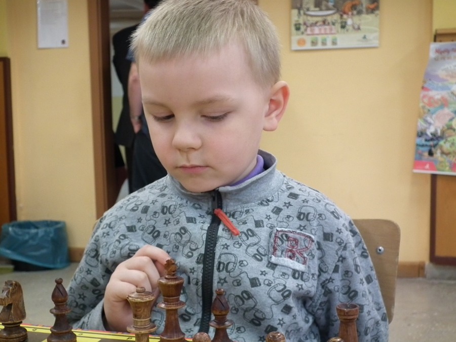 Szachy to świetny sport także dla najmłodszych (J. Bochenko)
