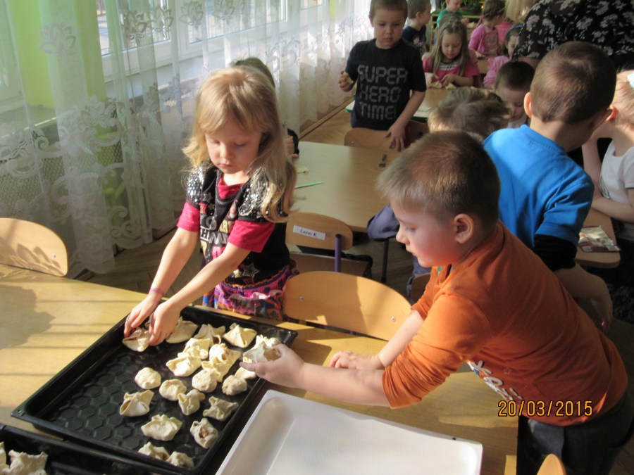 Dzieci przygotowywały do pieczenia ciasteczka (PS Nr 1 w Sokółce)