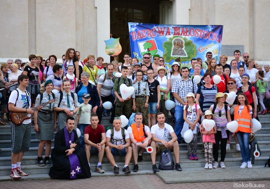 Grupa z Dąbrowy Białostockiej na schodach bazyliki (iSokolka.eu)