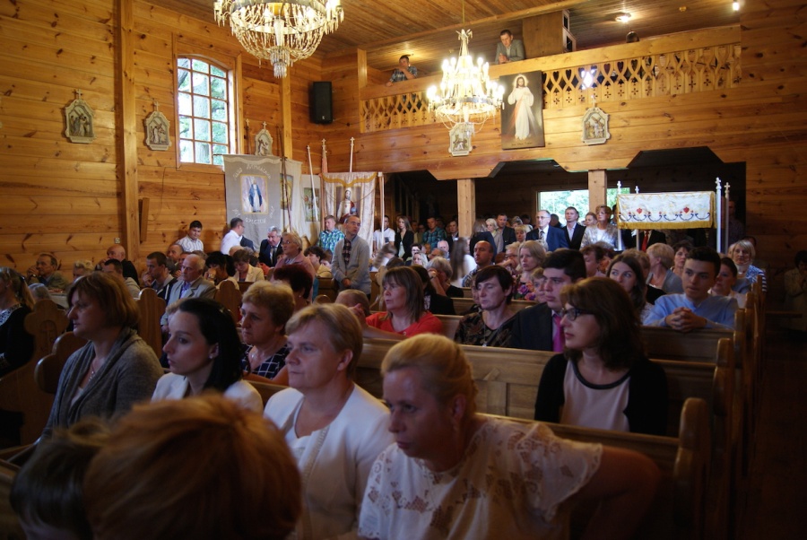 Mszą święta w kaplicy (kamienna-stara.pl)