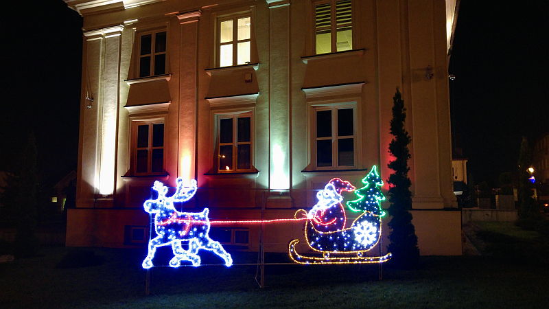 Sanie Świętego Mikołaja przed Urzędem Miejskim w Sokółce (iSokolka.eu)