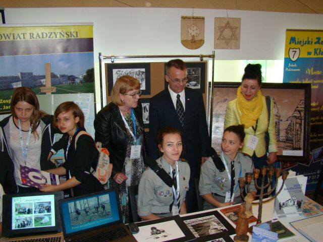 Uczniowie z Dąbrowy w towarzystwie Jarosława Sellina, wiceministra kultury (ZS w Dąbrowie Białostockiej)