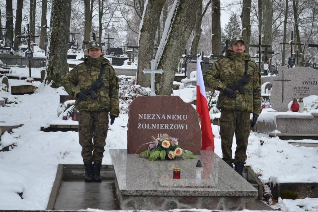 Wartę przy Grobie Nieznanego Żołnierza pełnili funkcjonariusze SG (gok-krynki.pl)