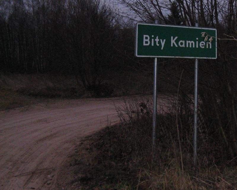 Do wsi wiedzie szutrowa droga (iSokolka.eu)