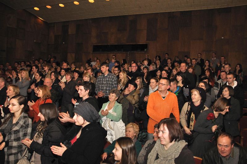 Tłum publiczności nagrodził młodych wykonawców gromkimi brawami (T. Otoka)