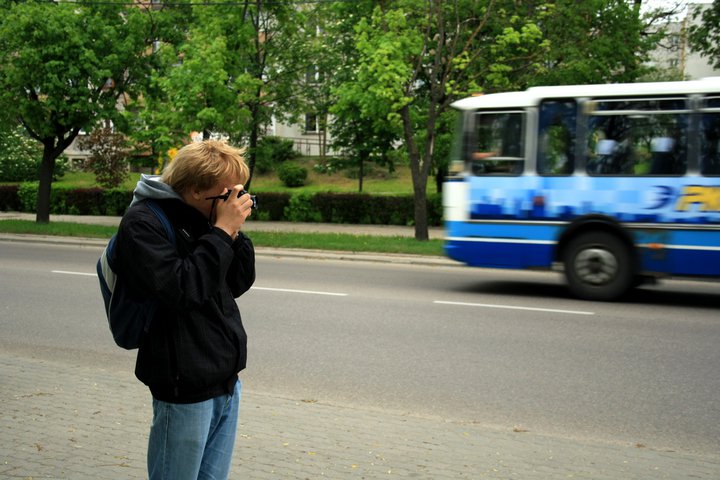 Maciej Warejko fotografuje autobusy (P. Romanowicz)