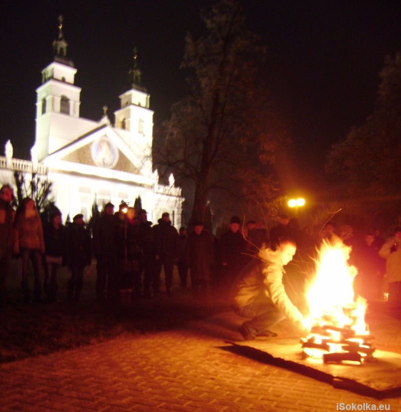 Przekazanie Betlejemskiego Światła Pokoju w Sokółce. Grudzień 2011 (iSokolka.eu)
